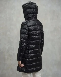 Piumino nero midi modello Adelaide in nylon dalla texture semilucida con imbottitura ecologica e cappuccio fisso