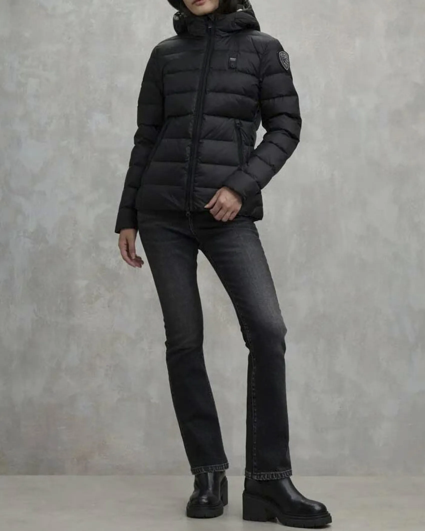 Piumino nero modello Charme con imbottitura leggera in piuma d'oca e fodera beige