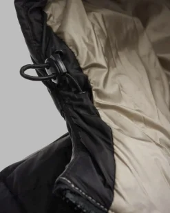 Piumino nero modello Charme con imbottitura leggera in piuma d'oca e fodera beige