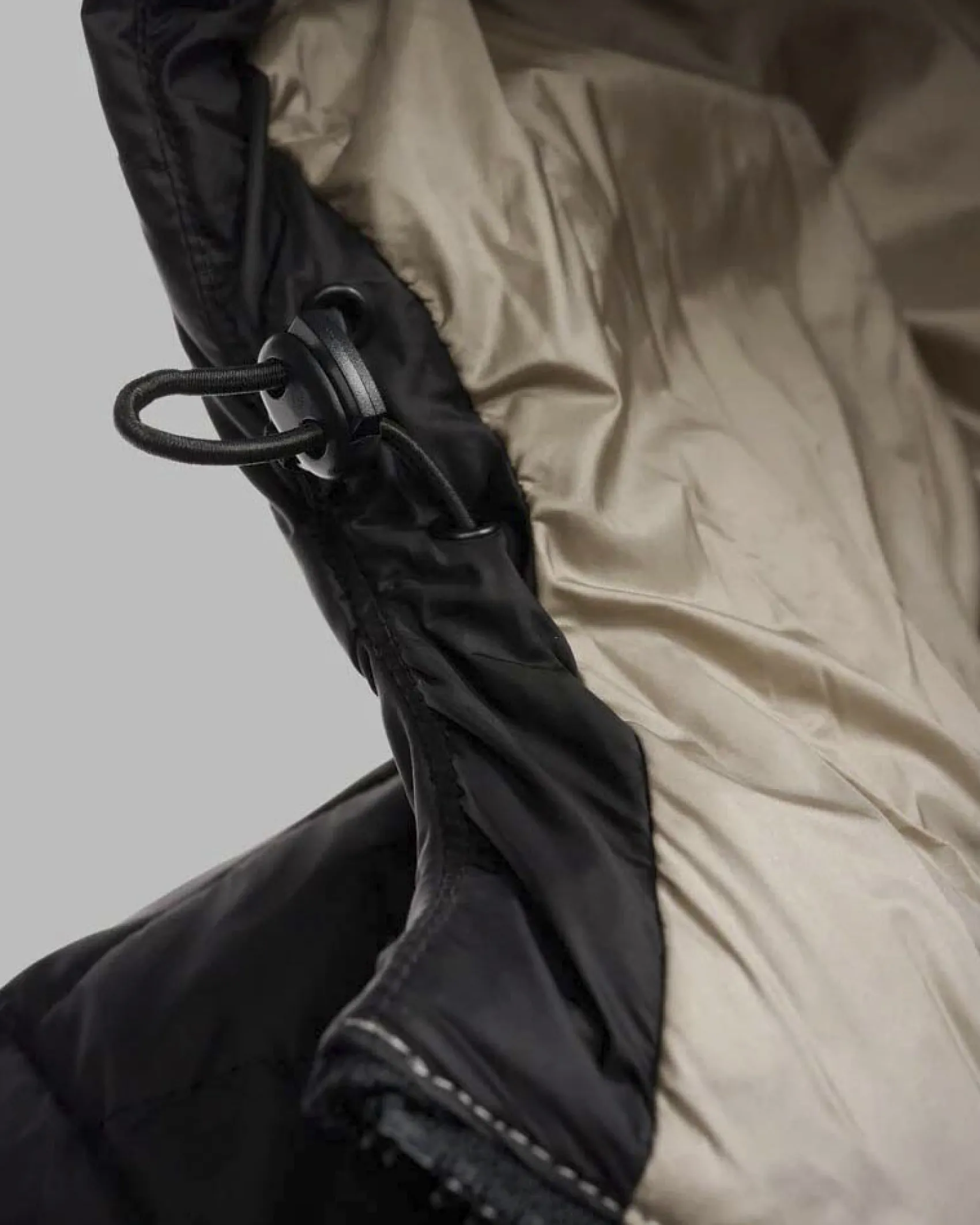 Piumino nero modello Charme con imbottitura leggera in piuma d'oca e fodera beige