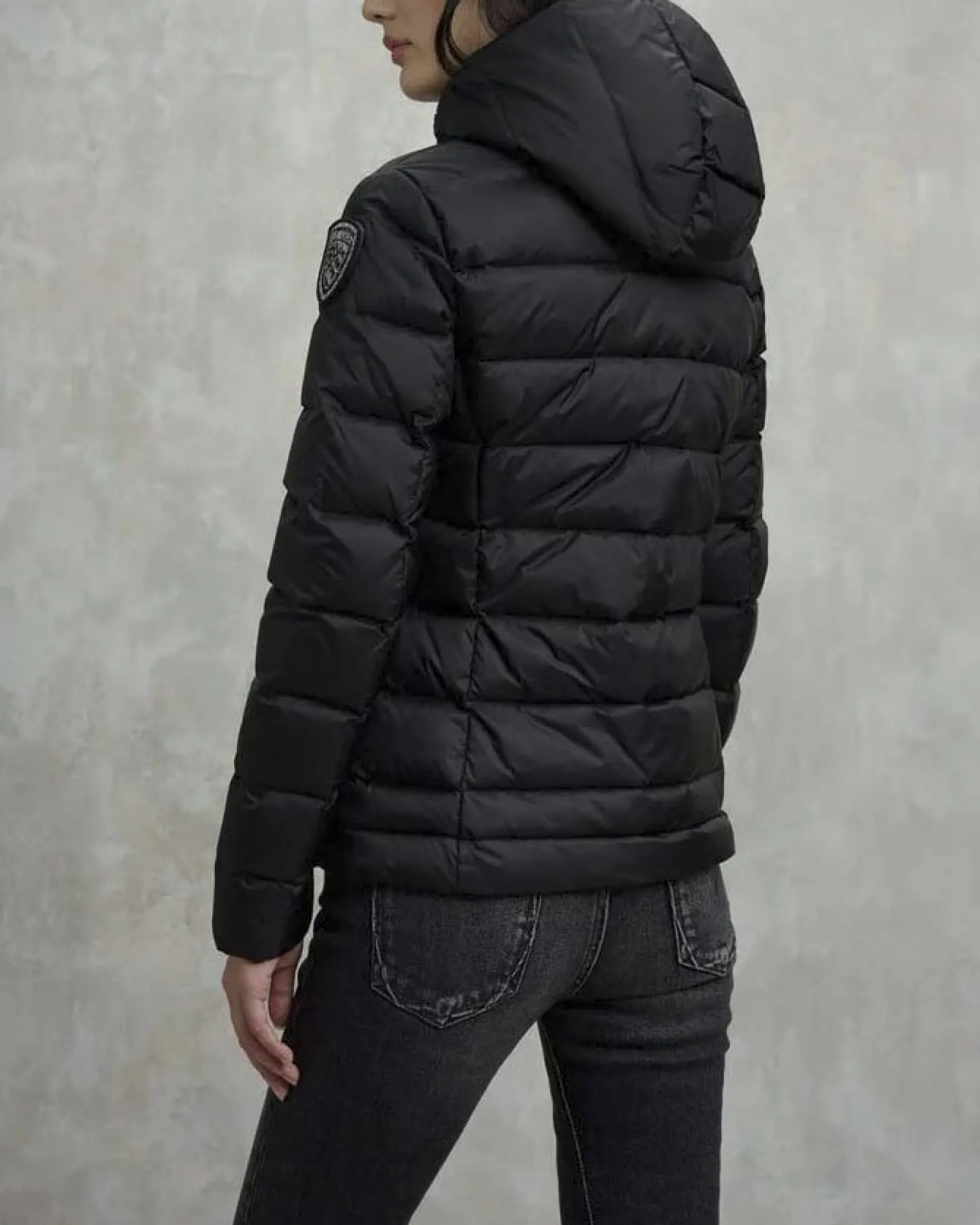 Piumino nero modello Charme con imbottitura leggera in piuma d'oca e fodera beige