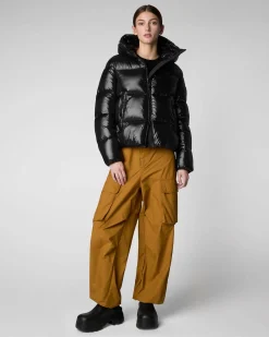 Piumino nero Save the duck modello Biddy in tessuto effetto laccato con cappuccio e colletto alto