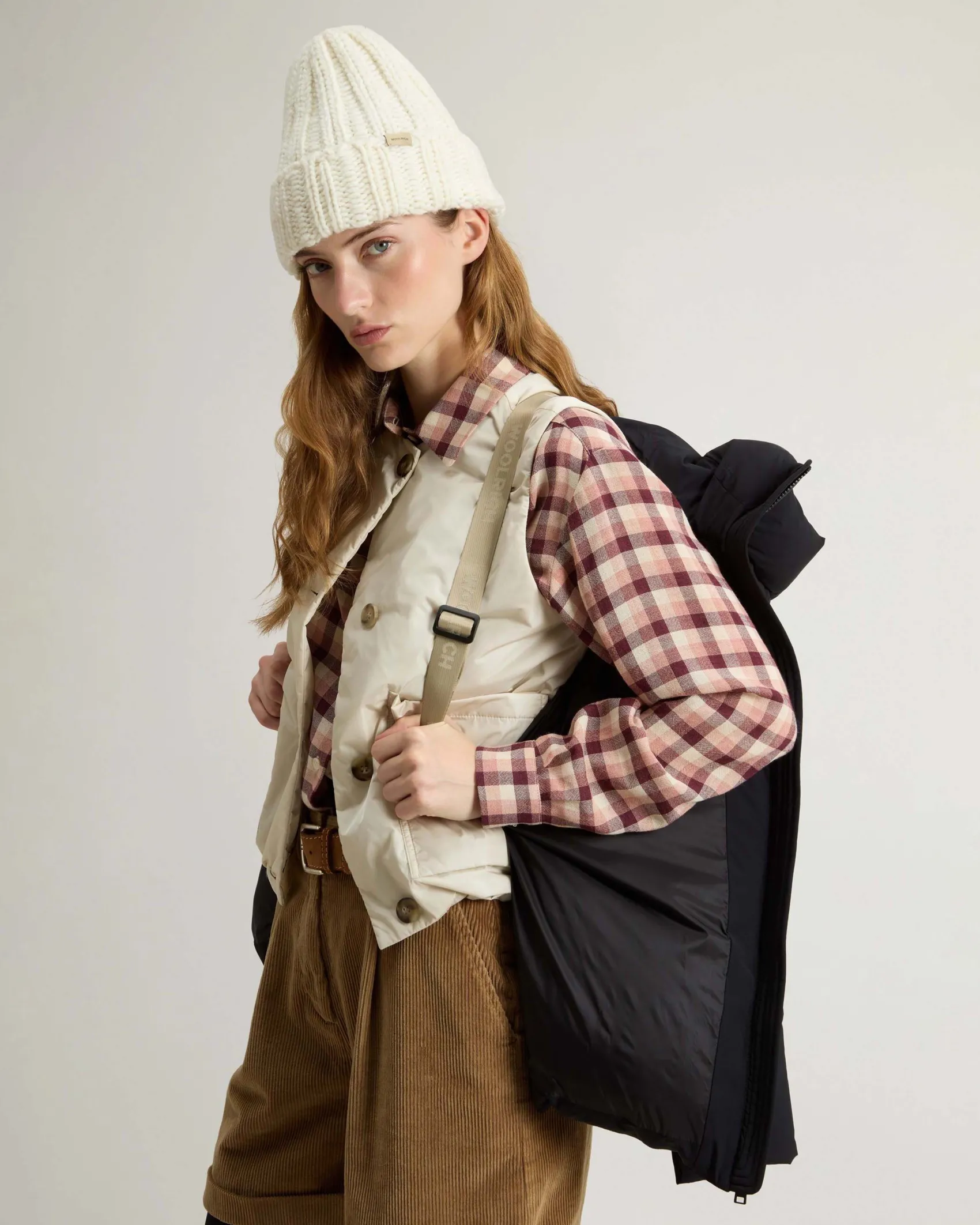 Piumino nero Woolrich Cloud Series in nylon elasticizzato con finish opaco con collo alto e cappuccio fisso