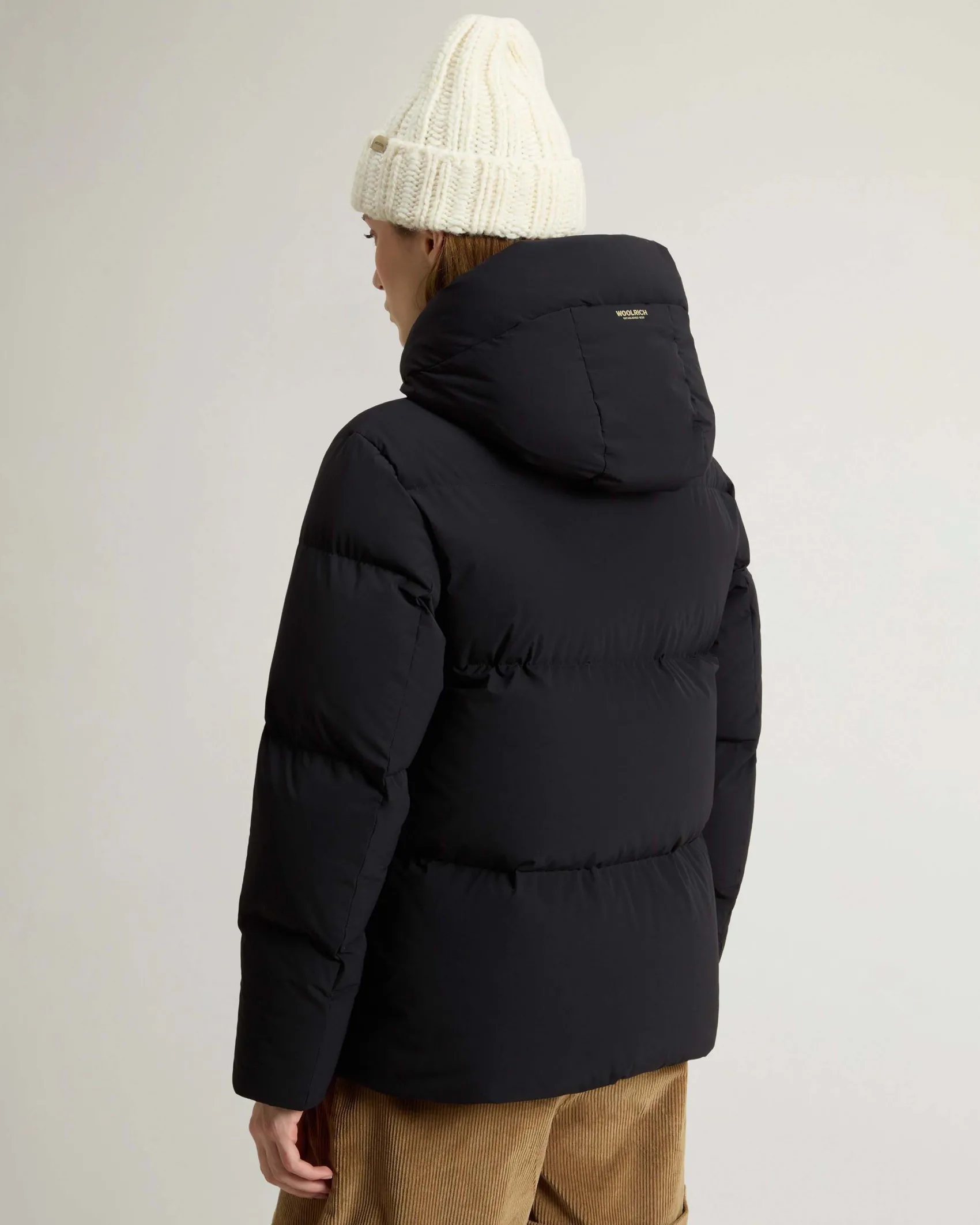 Piumino nero Woolrich Cloud Series in nylon elasticizzato con finish opaco con collo alto e cappuccio fisso