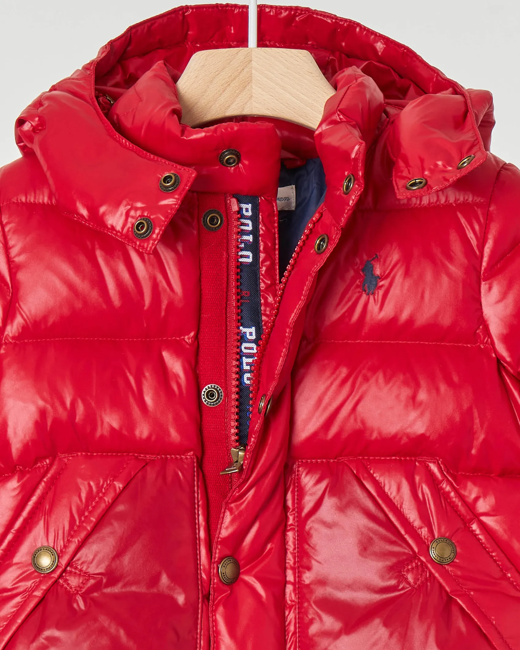 Piumino Polo Ralph Lauren rosso con cappuccio staccabile e doppia chiusura zip e bottoni