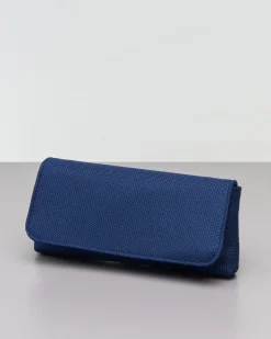 Pochette a busta blu a motivo intrecciato con patta di chiusura e tracolla catena dorata