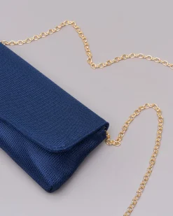 Pochette a busta blu a motivo intrecciato con patta di chiusura e tracolla catena dorata