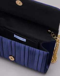Pochette a busta blu in raso plissè con patta di chiusura e tracolla catena dorata