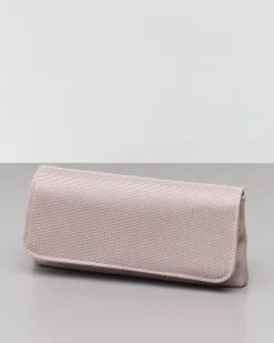 Pochette a busta color sabbia a motivo intrecciato con patta di chiusura e tracolla catena dorata