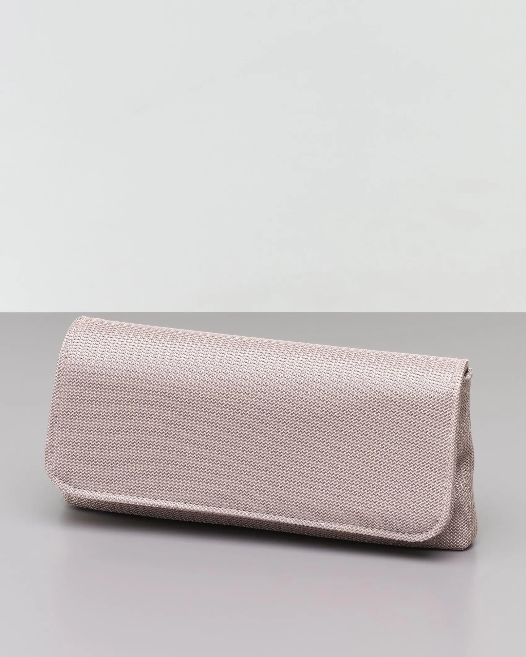 Pochette a busta color sabbia a motivo intrecciato con patta di chiusura e tracolla catena dorata