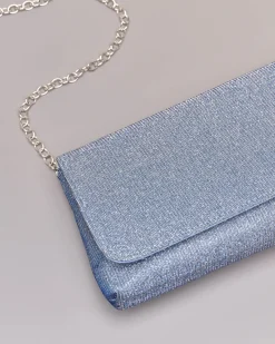 Pochette a busta in tessuto glitter blu con patta e tracolla a catena removibile