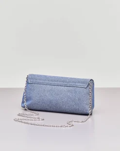 Pochette a busta in tessuto glitter blu con patta e tracolla a catena removibile