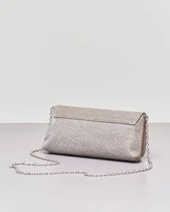 Pochette a busta in tessuto glitter color peltro con patta e tracolla a catena removibile