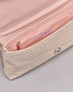 Pochette a busta in tessuto glitter color sabbia con patta e tracolla a catena removibile