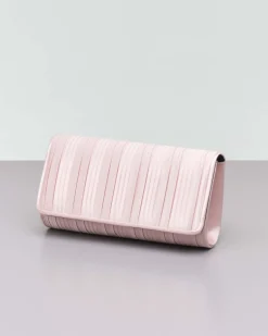 Pochette a busta rosa cipria in raso plissè con patta di chiusura e tracolla catena dorata