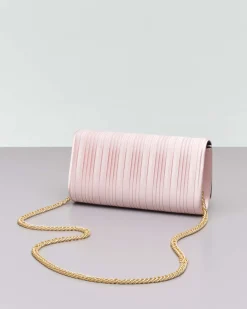Pochette a busta rosa cipria in raso plissè con patta di chiusura e tracolla catena dorata