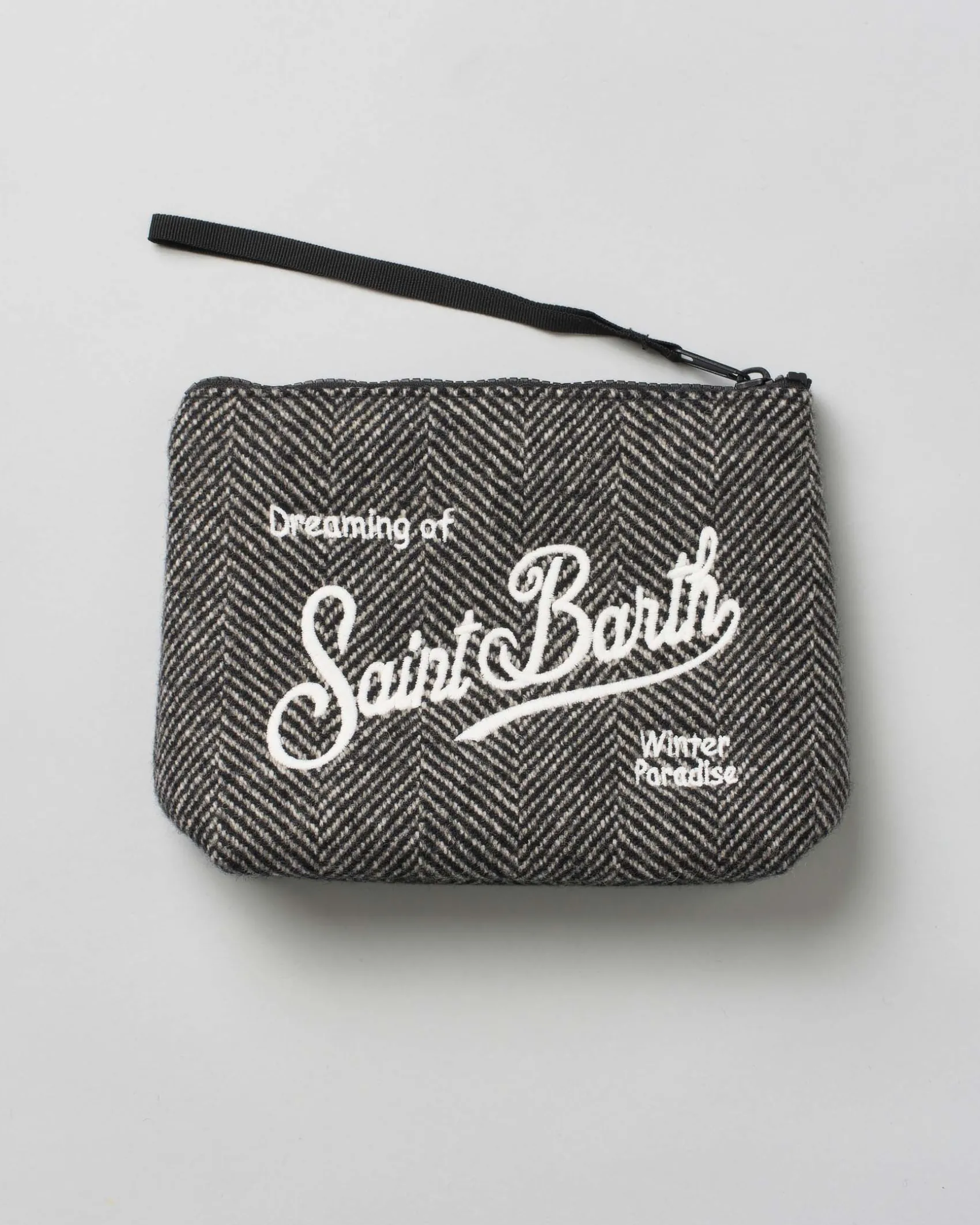 Pochette Aline nera in tessuto a effetto lana chevron con logo bianco ricamato fronte e retro