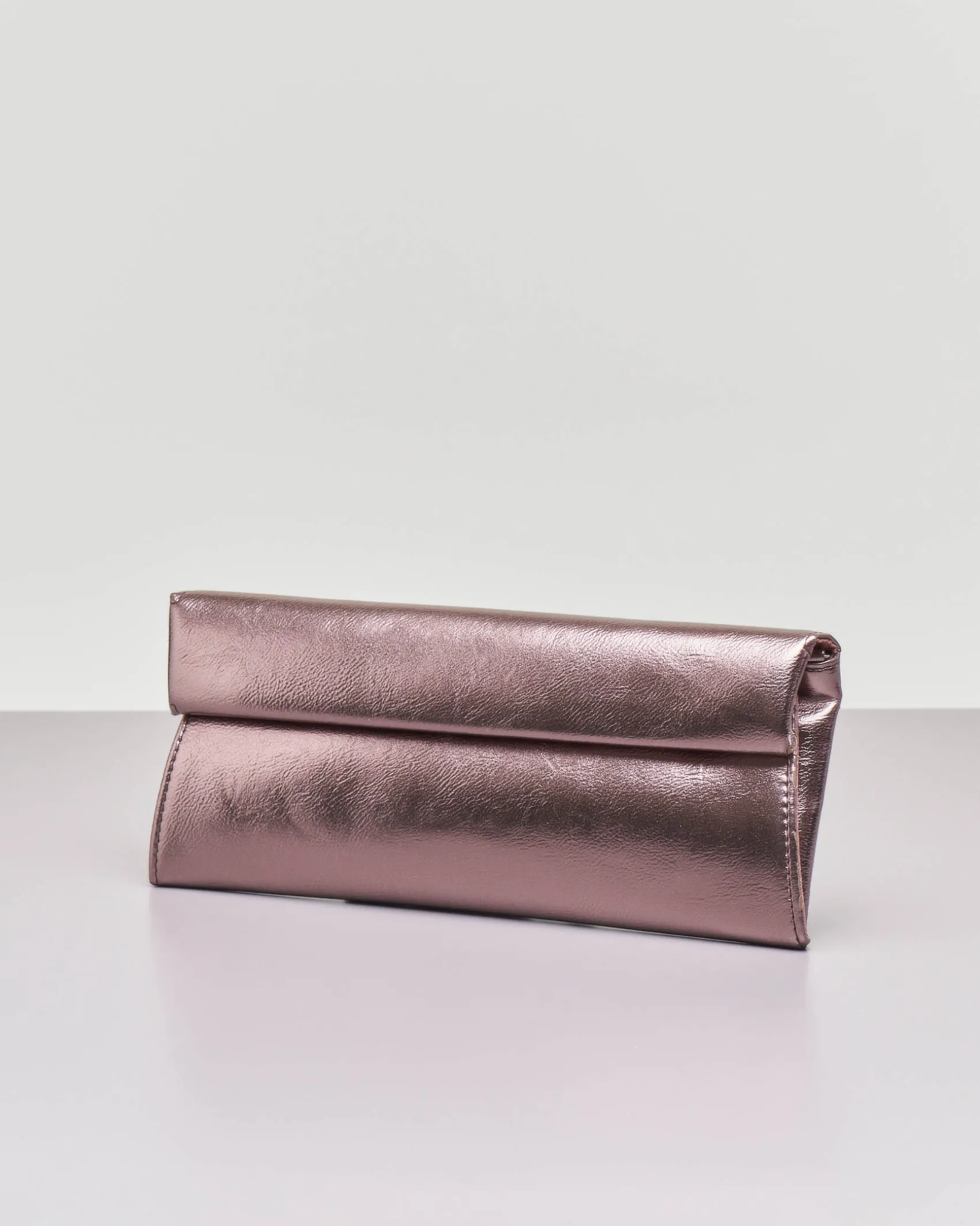 Pochette color peltro a busta in ecopelle effetto laminato