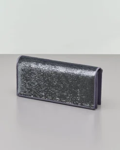 Pochette color peltro in raso con paillettes tono su tono applicato sulla patta