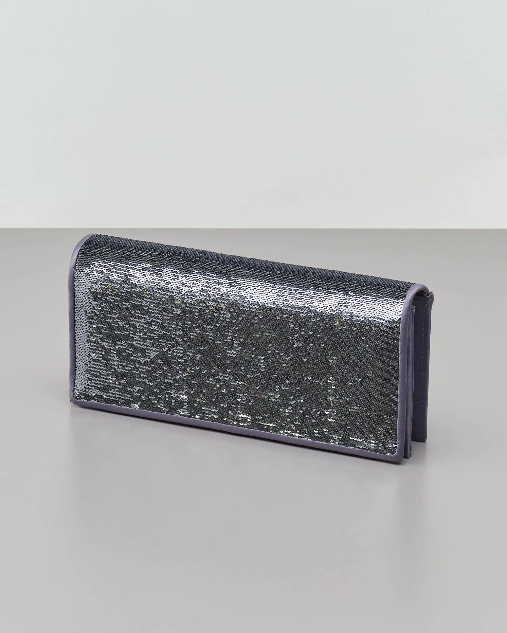 Pochette color peltro in raso con paillettes tono su tono applicato sulla patta