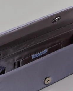 Pochette color peltro in raso con paillettes tono su tono applicato sulla patta