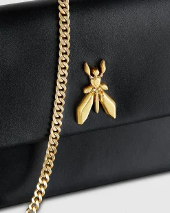 Pochette in pelle nera Patrizia Pepe con tracolla a catena removibile e logo Fly dorata