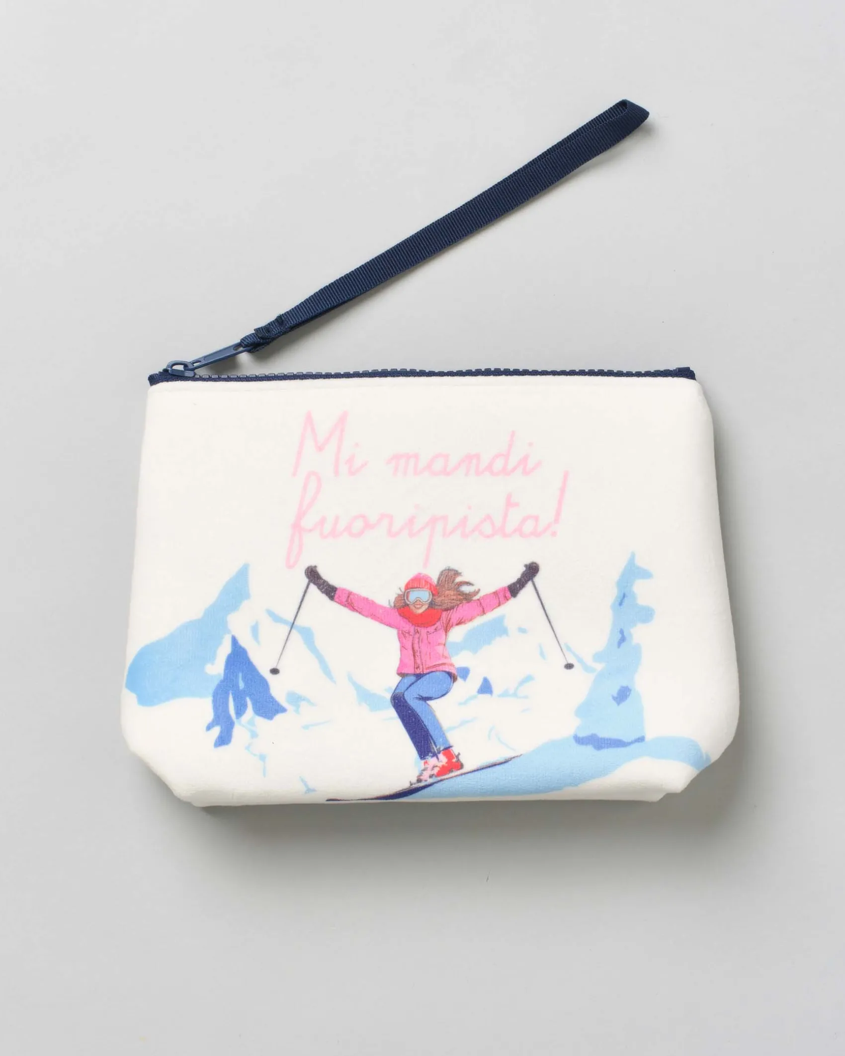 Pochette MC2 Saint Barth bianca effetto scuba con paesaggio sciistico e scritta Mi mandi fuori di pista!