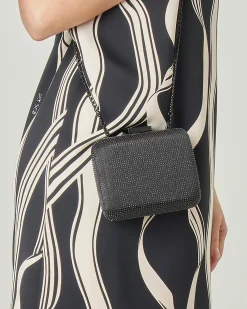 Pochette rigida quadrata nera in raso con microborchie applicate tono su tono
