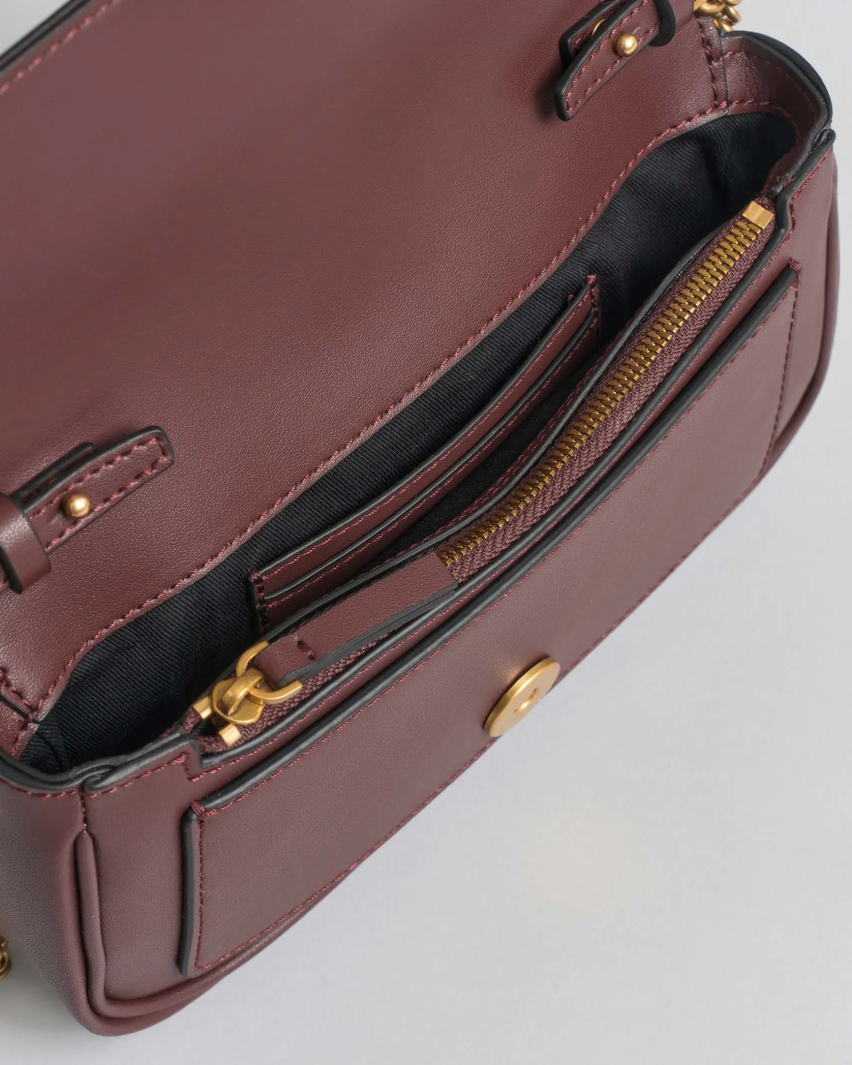 Pocket One Love Bag in pelle color vino con patta di chiusura e fibbia dorata Love Birds