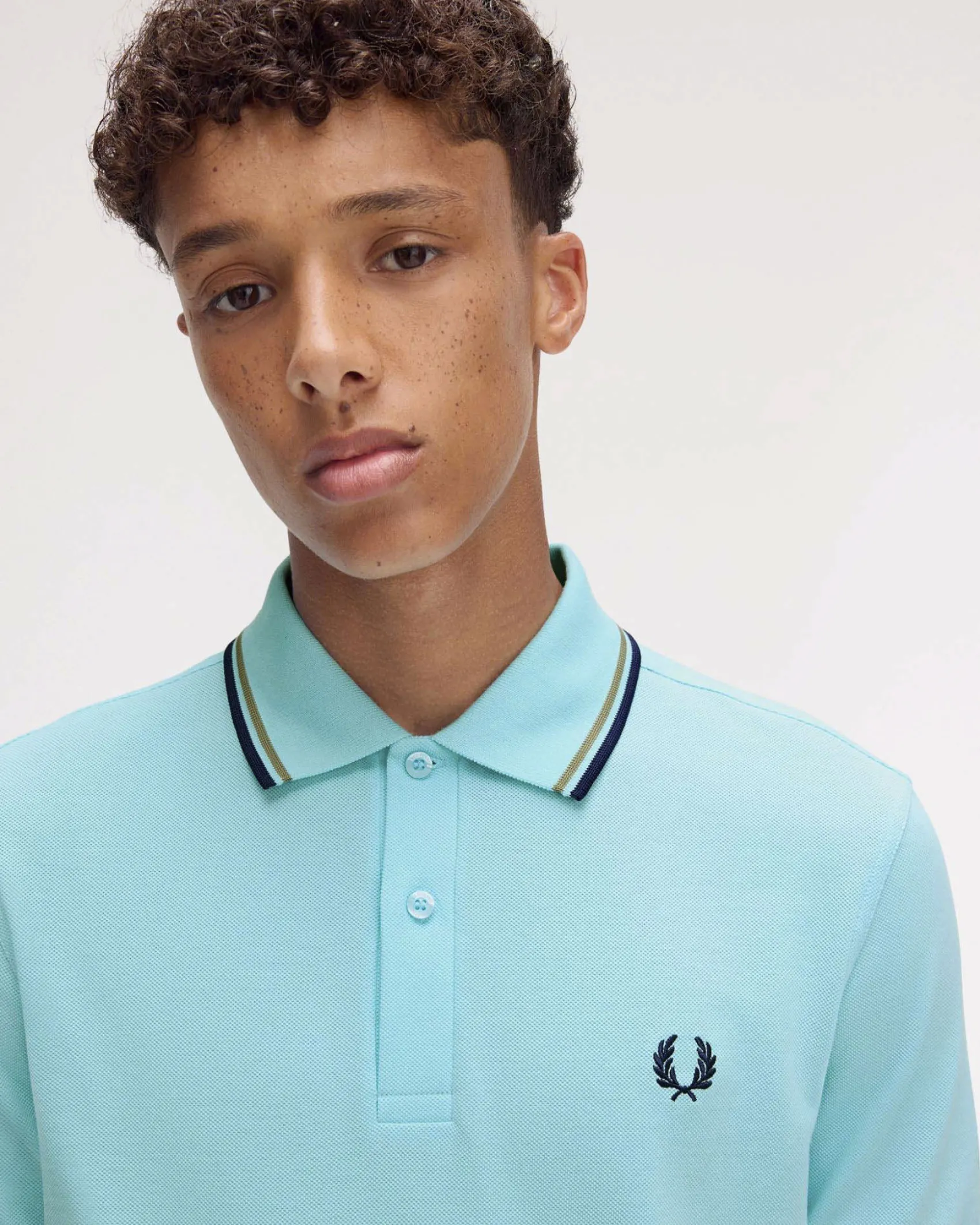 Polo Fred Perry color acqua mezza manica con bordino blu e militare