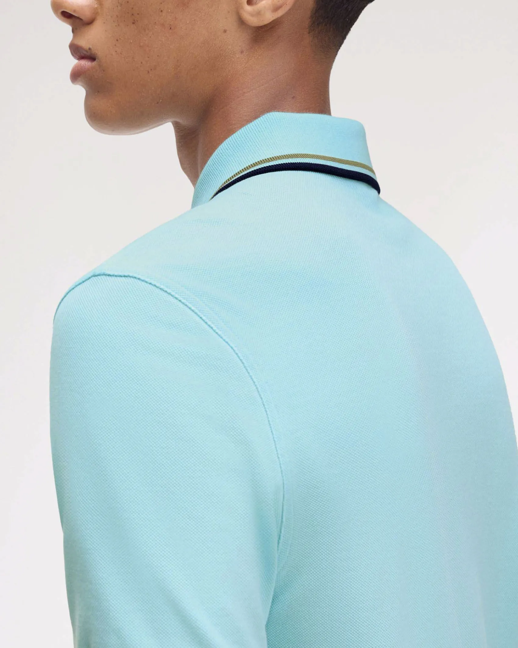 Polo Fred Perry color acqua mezza manica con bordino blu e militare