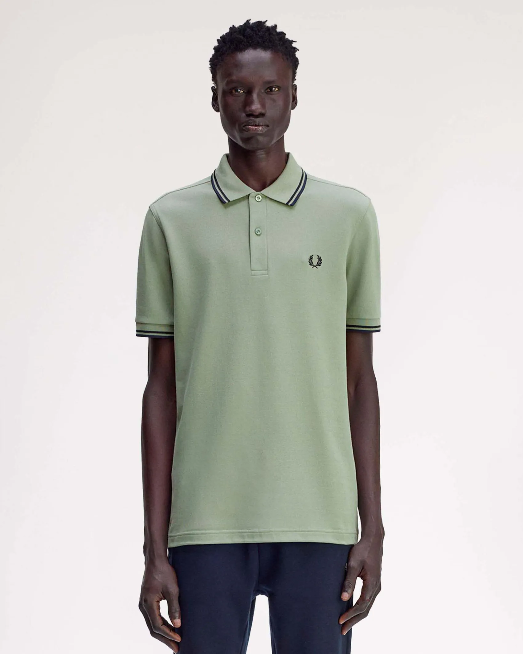 Polo Fred Perry verde salvia mezza manica con bordino blu e indaco