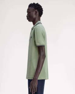 Polo Fred Perry verde salvia mezza manica con bordino blu e indaco