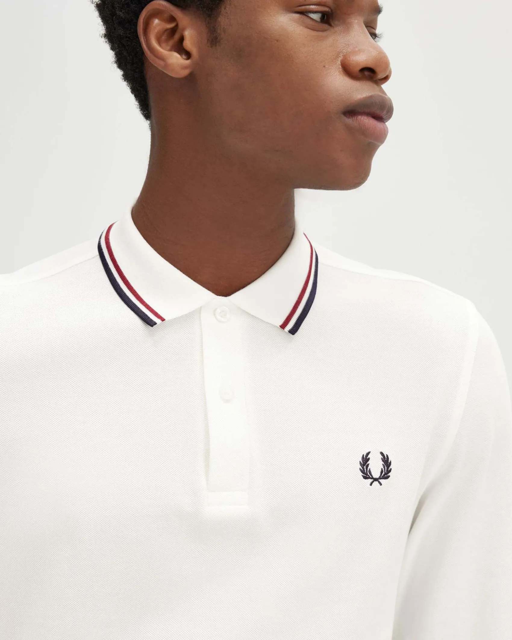 Polo manica lunga Fred Perry bianca con bordino blu e rosso
