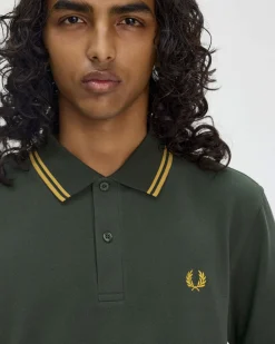 Polo mezza manica Fred Perry verde militare con bordino senape