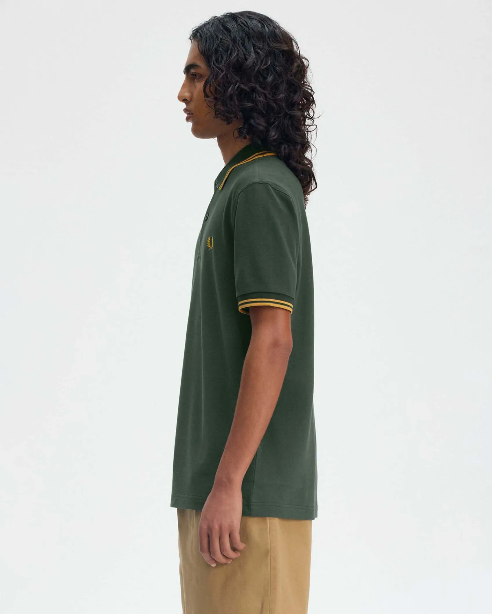 Polo mezza manica Fred Perry verde militare con bordino senape