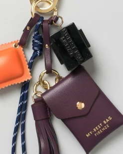 Portachiavi My Best Bag con charms a bustina bordeaux e dado smaltato nero con logo a rilievo