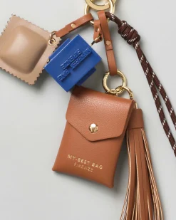 Portachiavi My Best Bag con charms a bustina color cuoio e dado smaltato blu con logo a rilievo