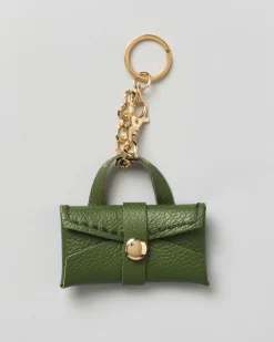 Portachiavi Visonà a borsina in pelle martellata verde con catena e anello dorati