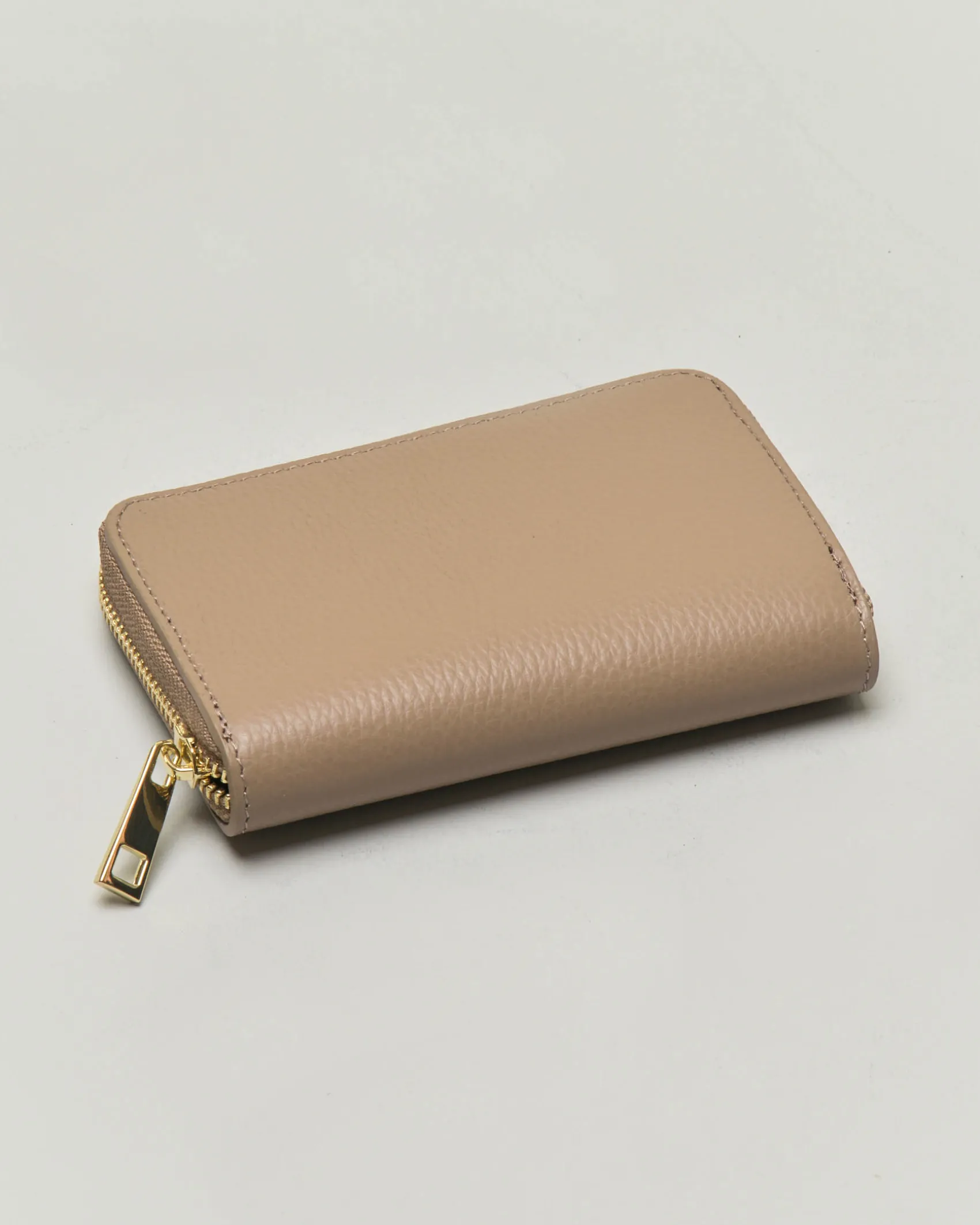 Portafoglio color taupe in pelle martellata con chiusura a cerniera
