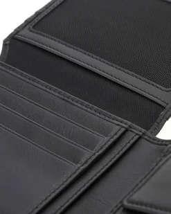Portafoglio Guess nero in pelle liscia con logo scritta in metallo e tasca portamonete