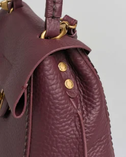 Postina piccola Visonà bordeaux in pelle martellata con chiusura a girello e tracolla più lunga