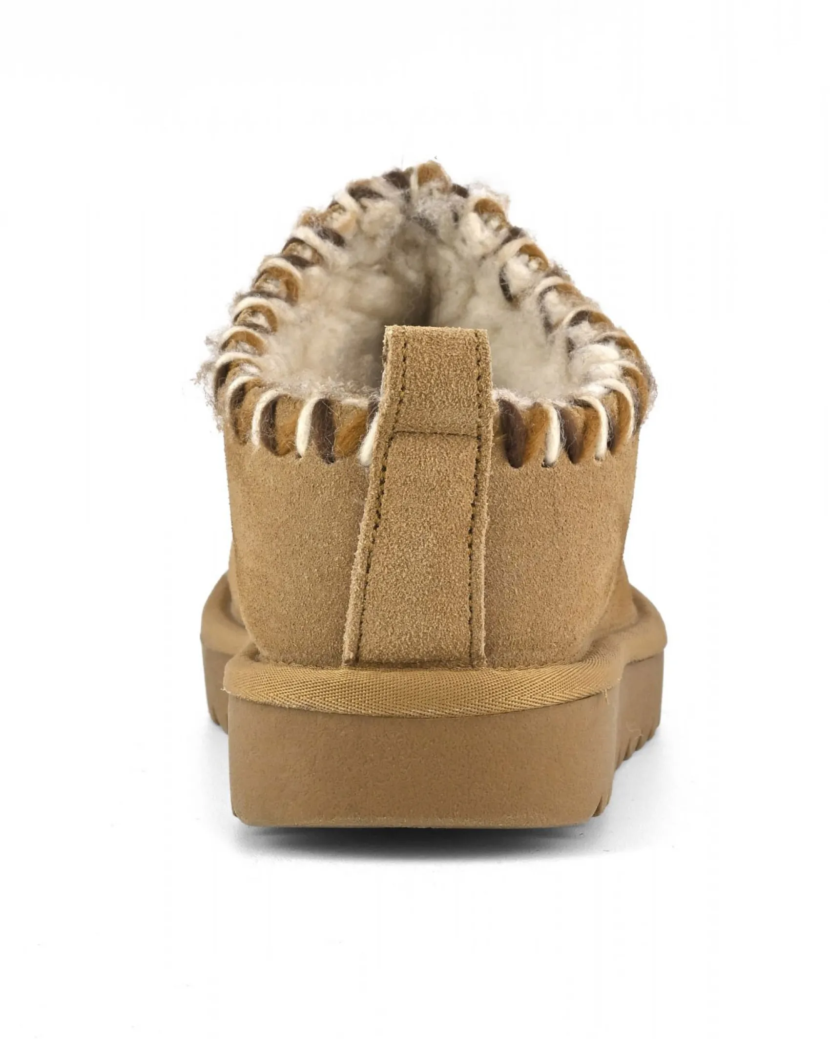 Sabot color cammello in pelle scamosciata con fodera interna in pelo di misto lana e cuciture in lana lungo il profilo