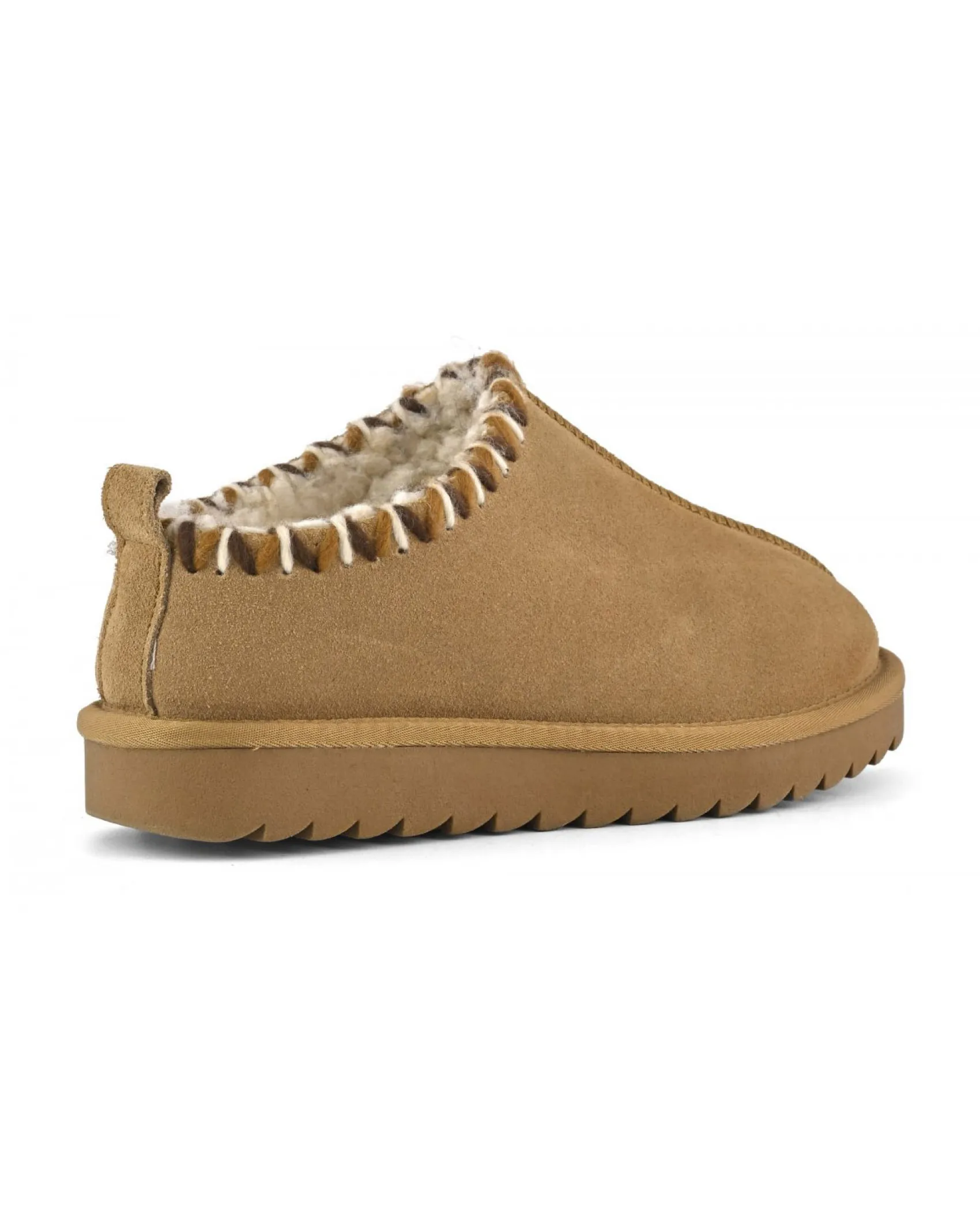 Sabot color cammello in pelle scamosciata con fodera interna in pelo di misto lana e cuciture in lana lungo il profilo