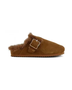 Sabot color cognac in pelle scamosciata con fodera effetto pelliccia e fibbia di chiusura laterale