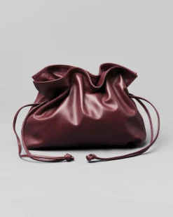 Sacca bordeaux in pelle morbida con coulisse regolabile e tracolla a catena intrecciata