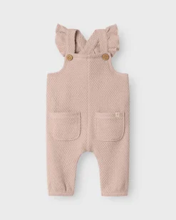 Salopette Lil'Atelier rosa in tessuto effetto waffle in puro cotone con volant