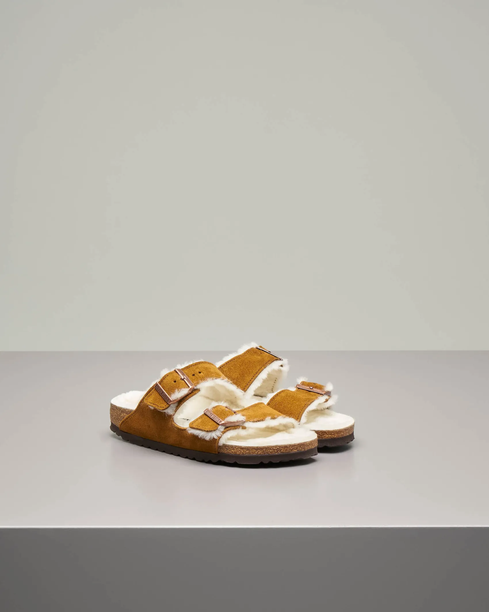 Sandalo Arizona color cuoio in pelle scamosciata con interno in shearling a contrasto