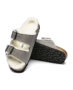 Sandalo Arizona color gesso in pelle scamosciata con interno in shearling a contrasto