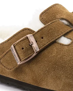 Sandalo Boston in pelle scamosciata color cuoio con inserto in pelliccia di agnello
